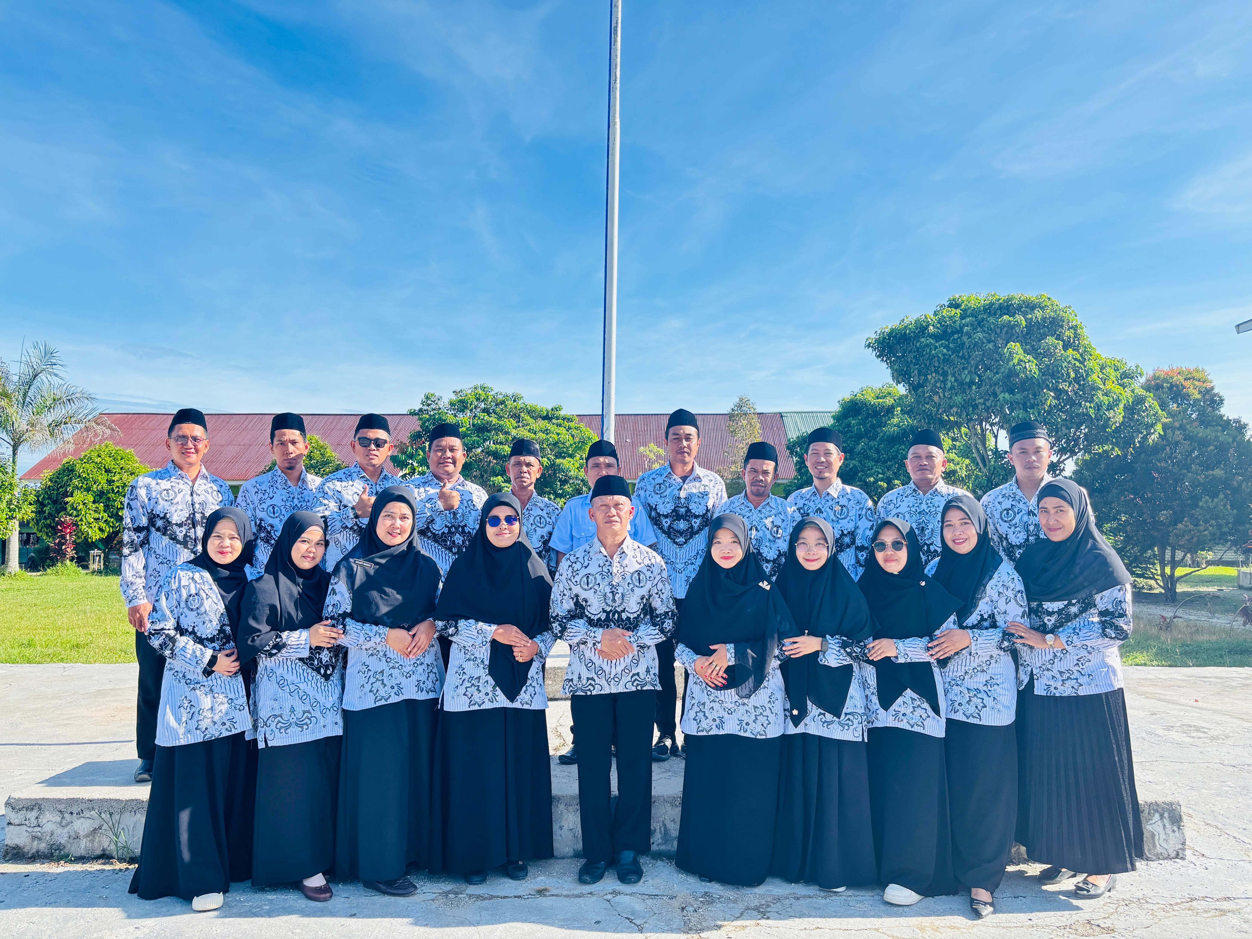 UPACARA PERINGATAN HARI GURU DI MAN 2 POSO BERLANGSUNG KHIDMAT DAN BERMAKNA